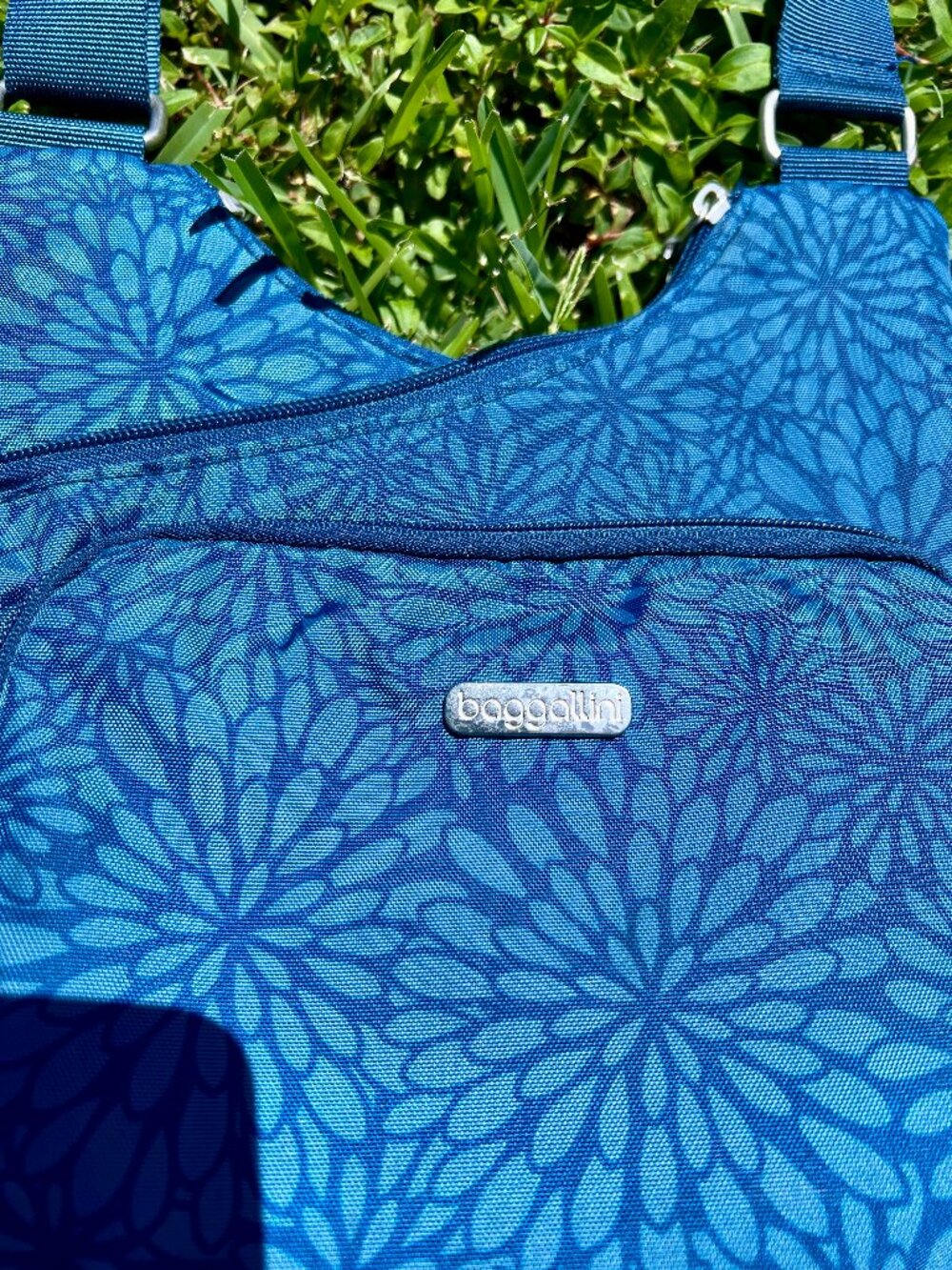 Baggallini blue floral criss cross crossbody travel organizer purse bag - Picture 2 of 6